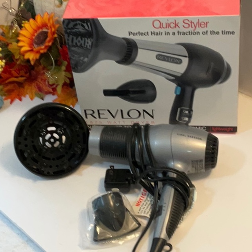REVLON BLOW-DRYER QUICK STYLER